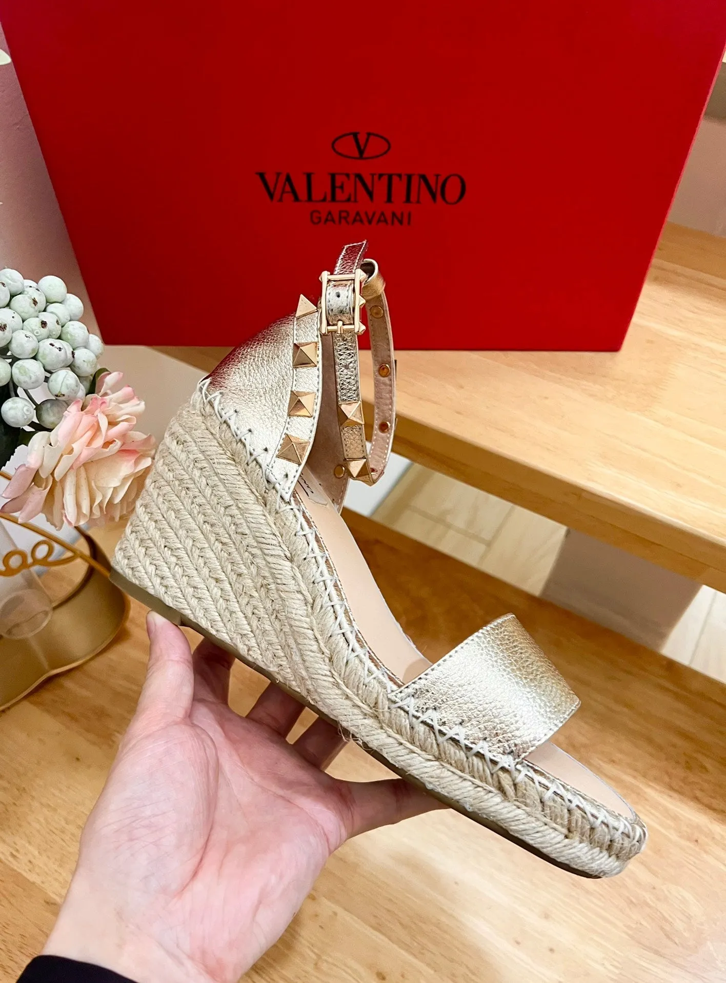 Double Rockstud Grainy Calfskin Wedge Sandal In Light Yellow Metallic Cowhide And Raffia 852839