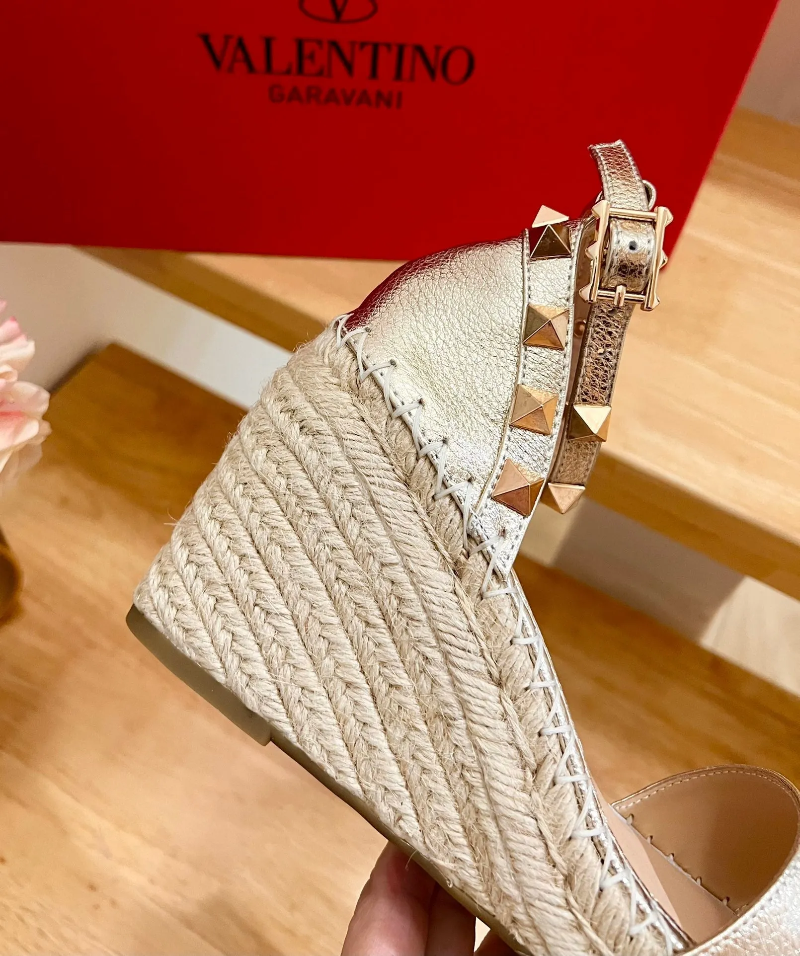 Double Rockstud Grainy Calfskin Wedge Sandal In Light Yellow Metallic Cowhide And Raffia 852839