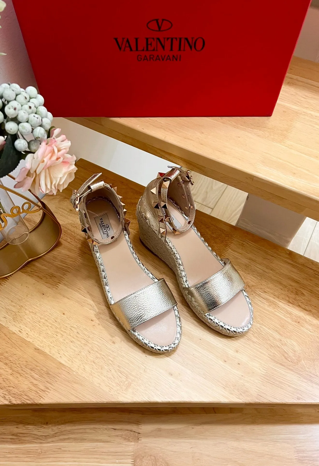 Double Rockstud Grainy Calfskin Wedge Sandal In Light Yellow Metallic Cowhide And Raffia 852839