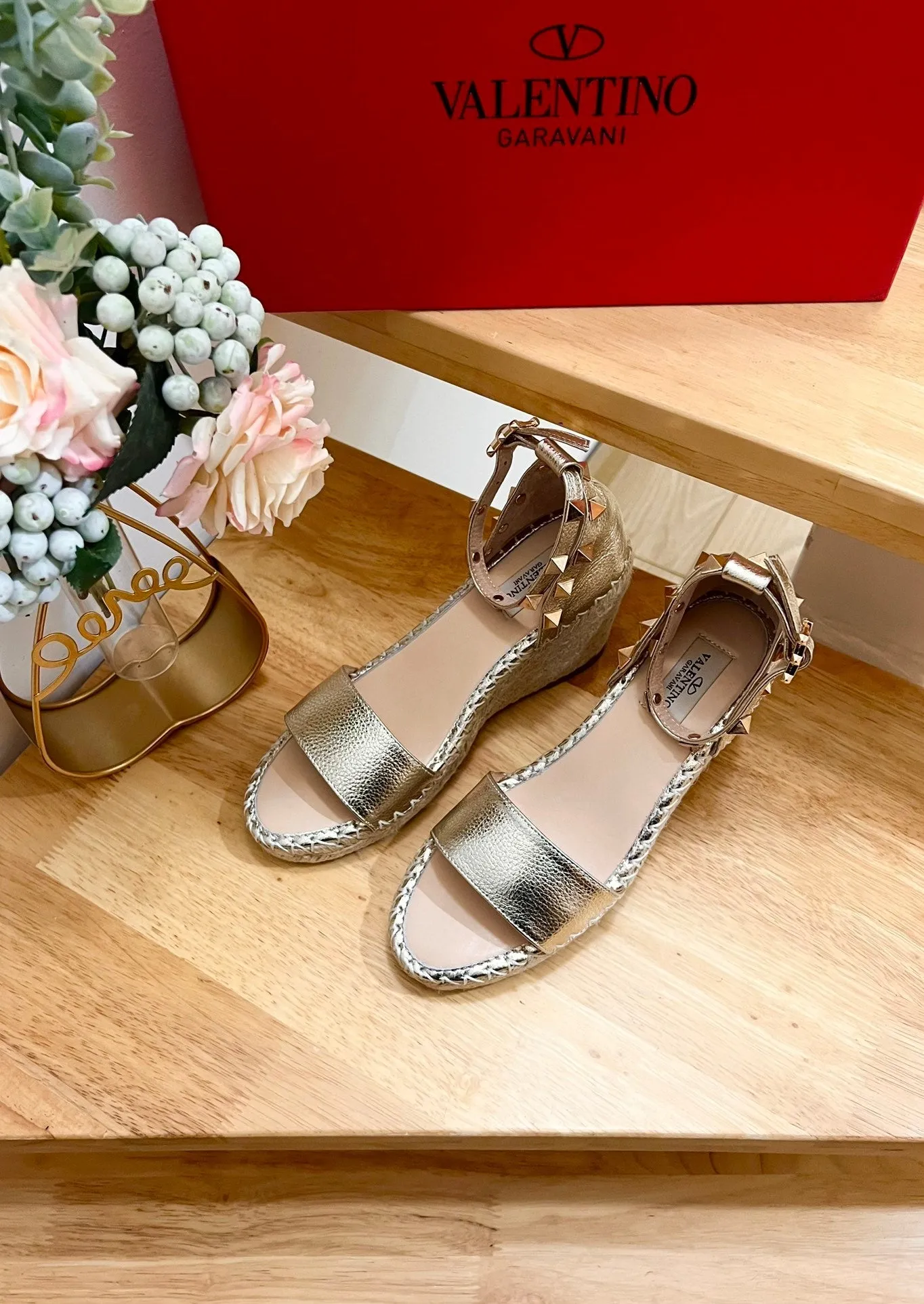 Double Rockstud Grainy Calfskin Wedge Sandal In Light Yellow Metallic Cowhide And Raffia 852839